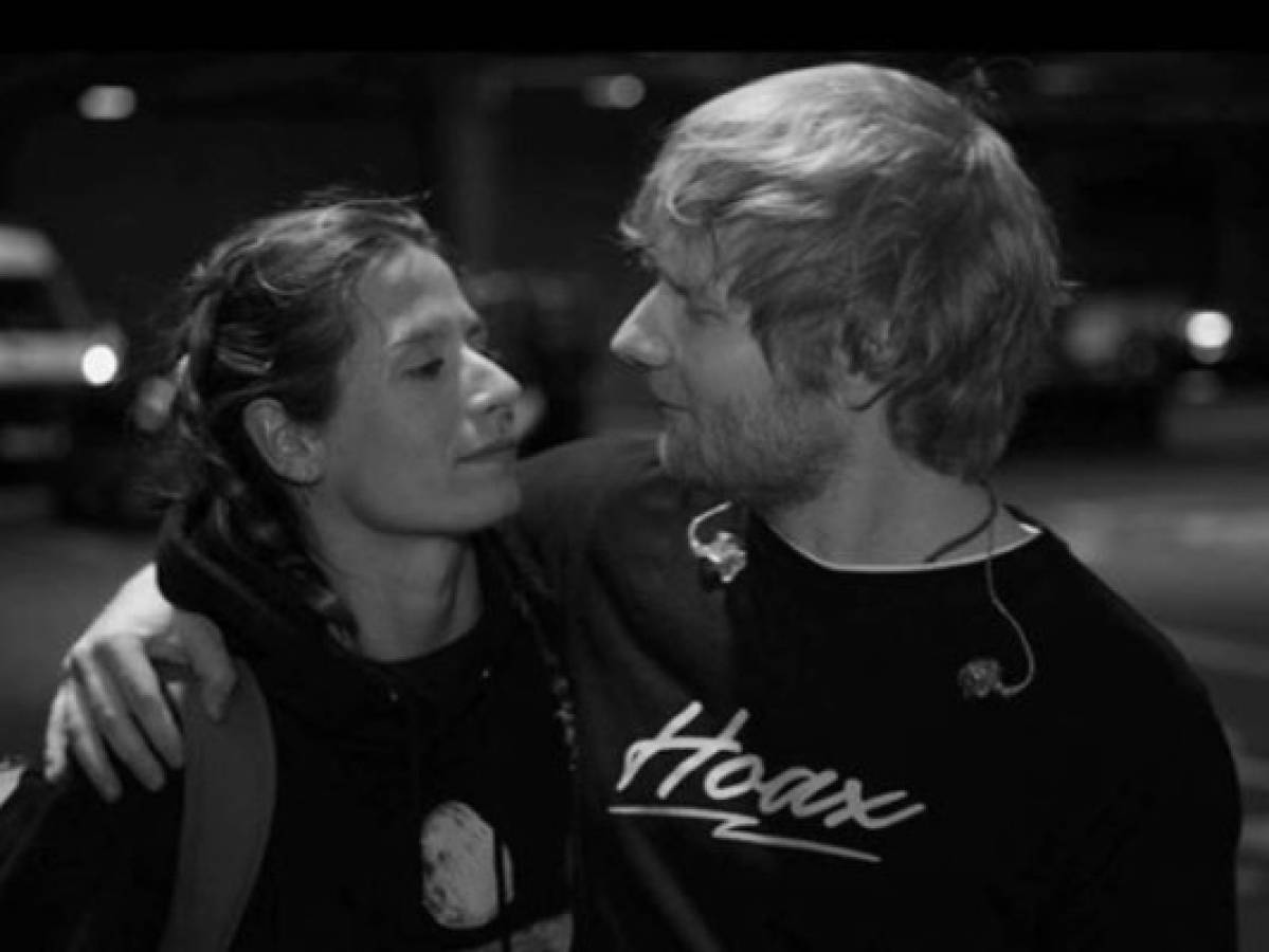 El cantante Ed Sheeran contrajo matrimonio con su amiga de infancia