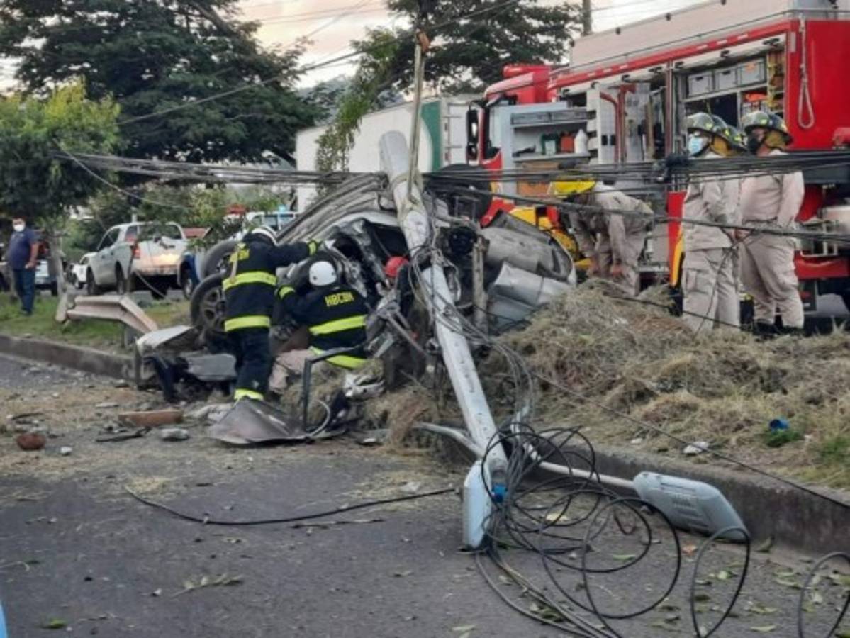 Mujer fallece tras impactar su vehículo contra poste del tendido eléctrico en la capital