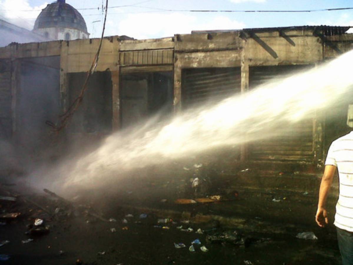 Voraz incendio arrasa con seis mercados de la capital de Honduras