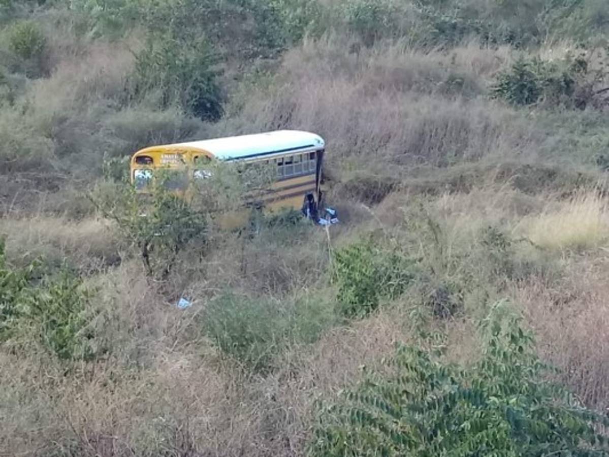 Varios heridos tras colisión entre bus y camioneta en Valle 