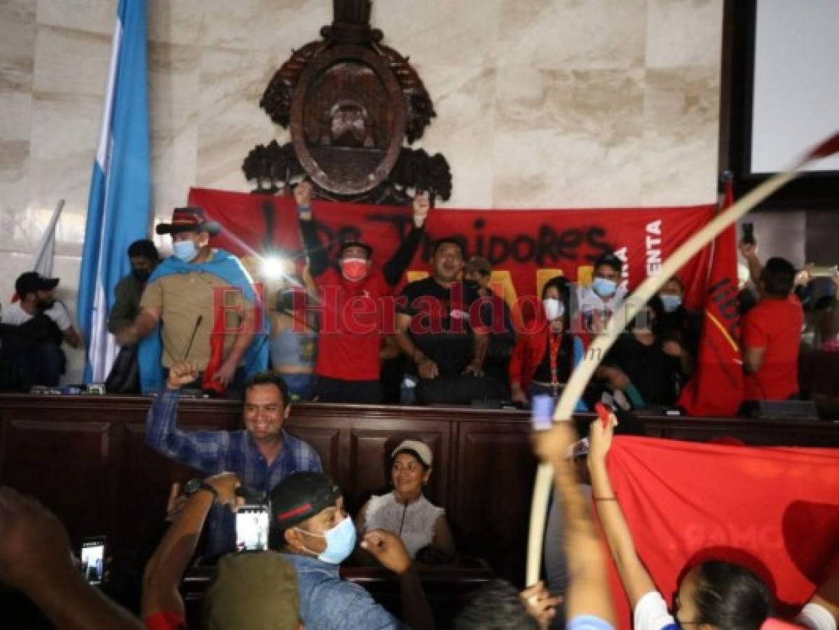 Simpatizantes de Libre ingresan al hemiciclo para felicitar a Luis Redondo