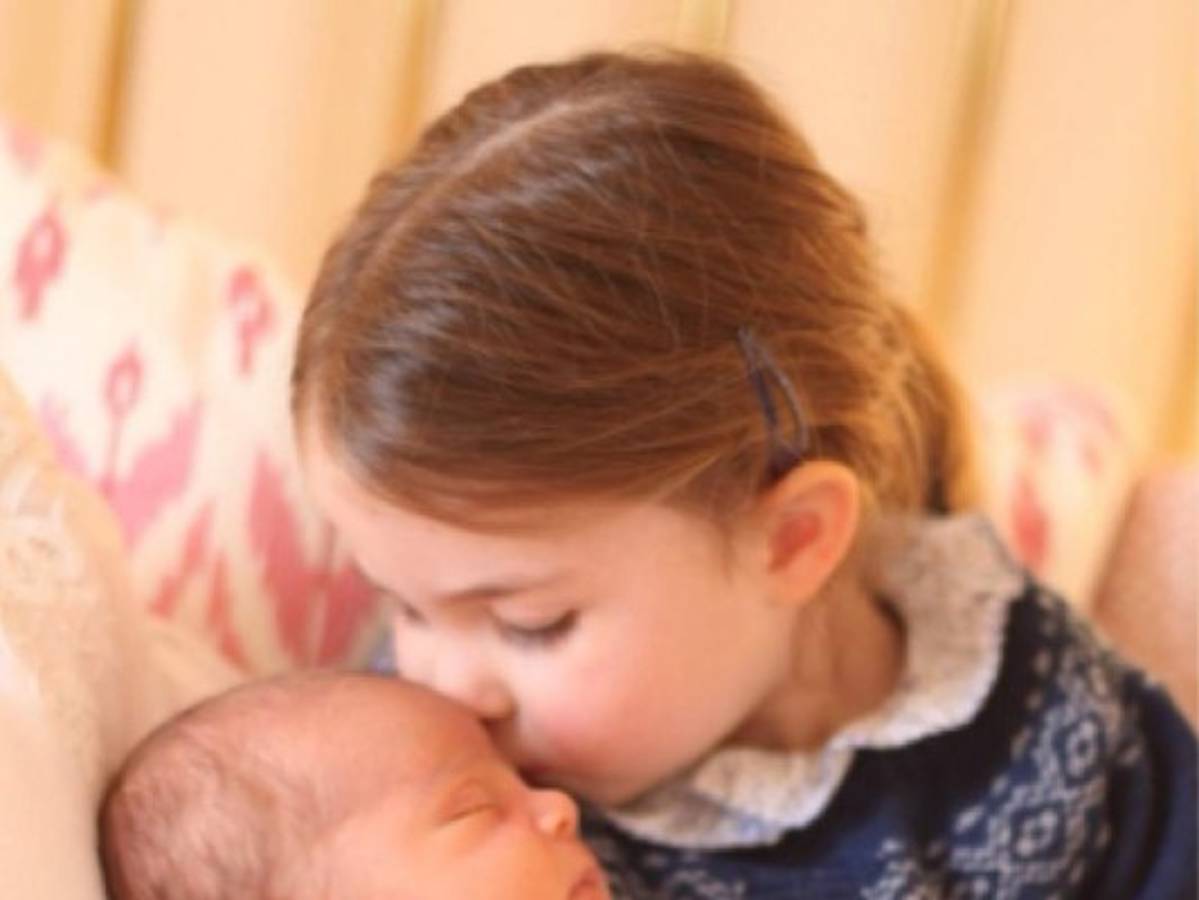 Palacio de Buckingham publica primeras fotos del rostro del tercer hijo del príncipe William y Kate
