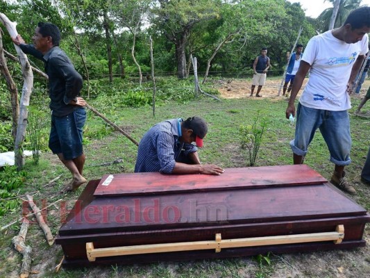 Comienzan a sepultar a las víctimas del naufragio en La Mosquitia, Honduras
