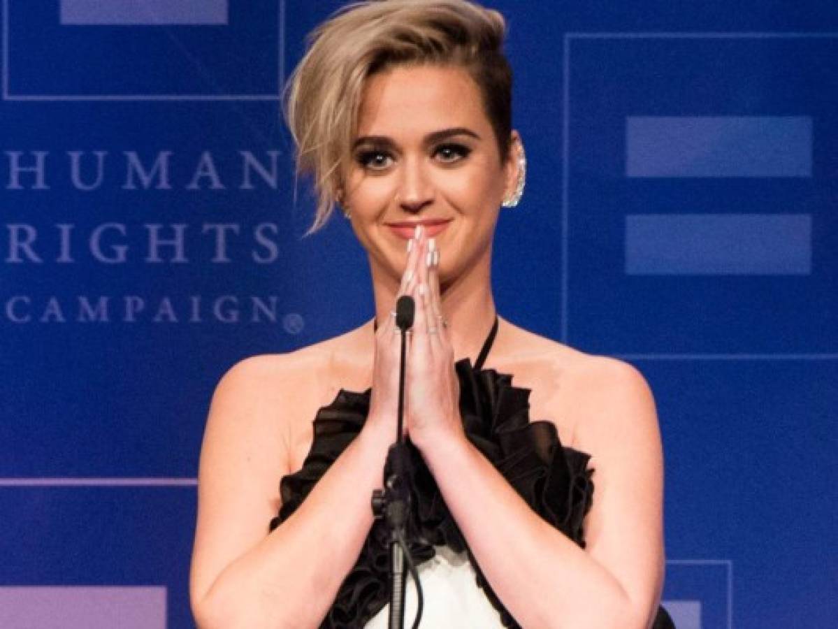 Katy Perry dice que 'rogaba no sentirse gay' de adolescente