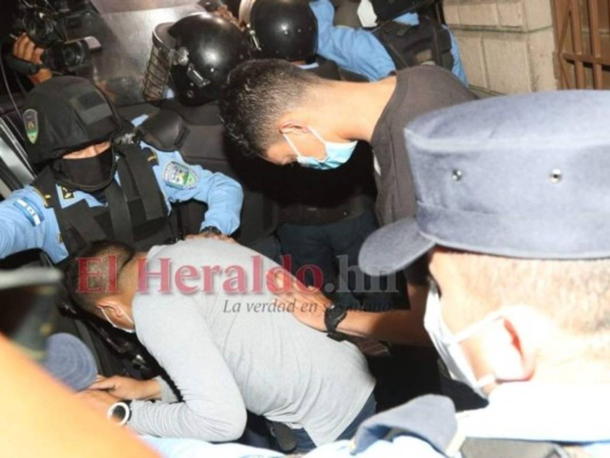 Los primeros seis agentes policiales salieron en horas de la noche del Centro Integrado tras ser evaluados. Foto: Marvin Salgado/ EL HERALDO