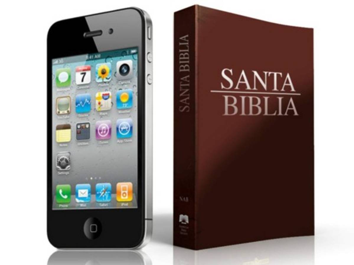 El papa Franciaco pide revisar la Biblia tanto como los celulares