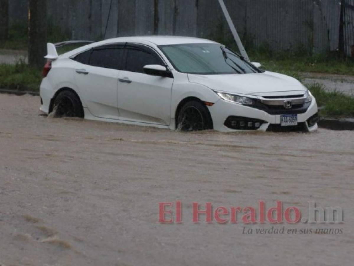 Calles inundadas dejan fuertes lluvias en la capital de Honduras