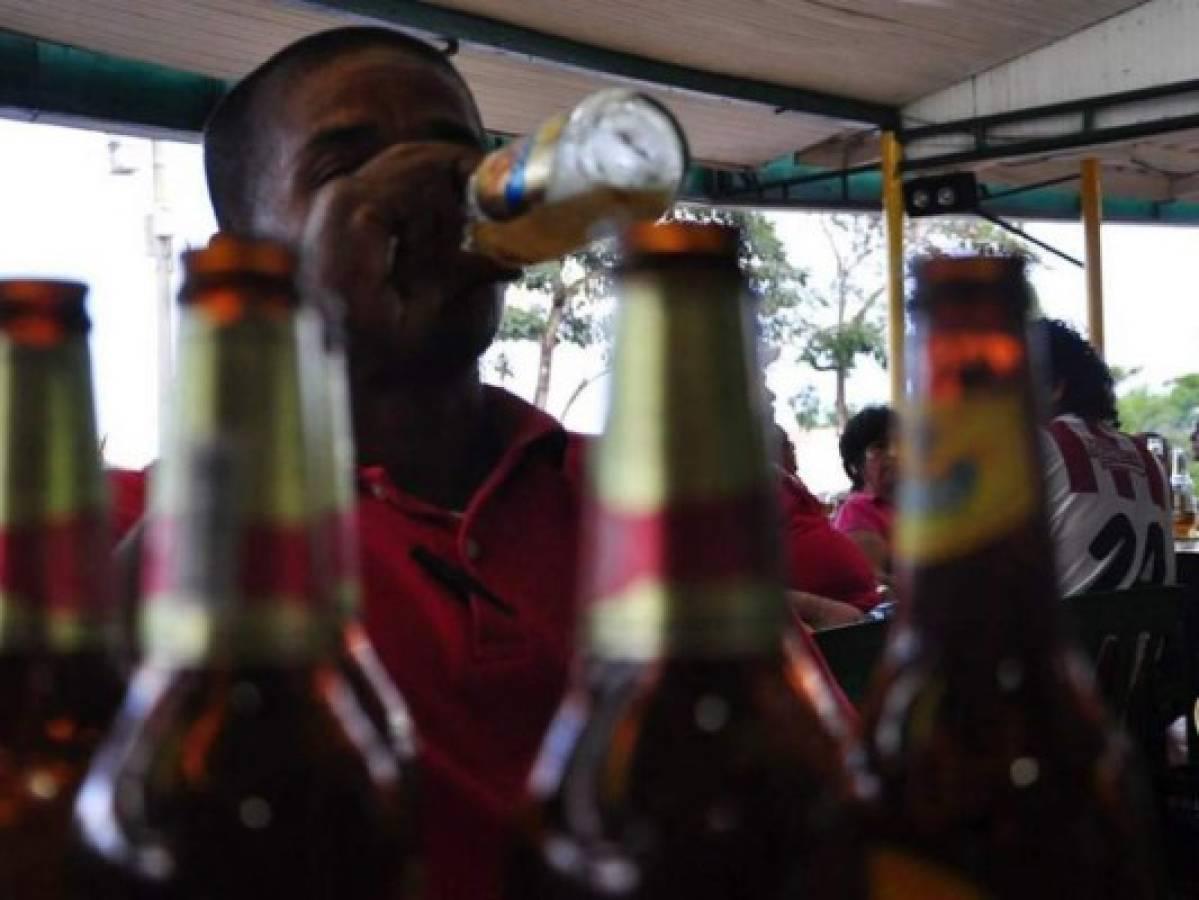¿Por qué recomiendan revisar las cervezas o botellas de alcohol antes de beberlas?