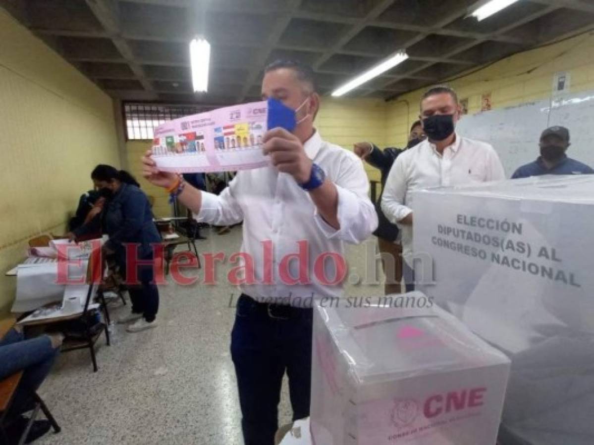 Así ejerció el sufragio David Chávez, candidato a la comuna capitalina (FOTOS)