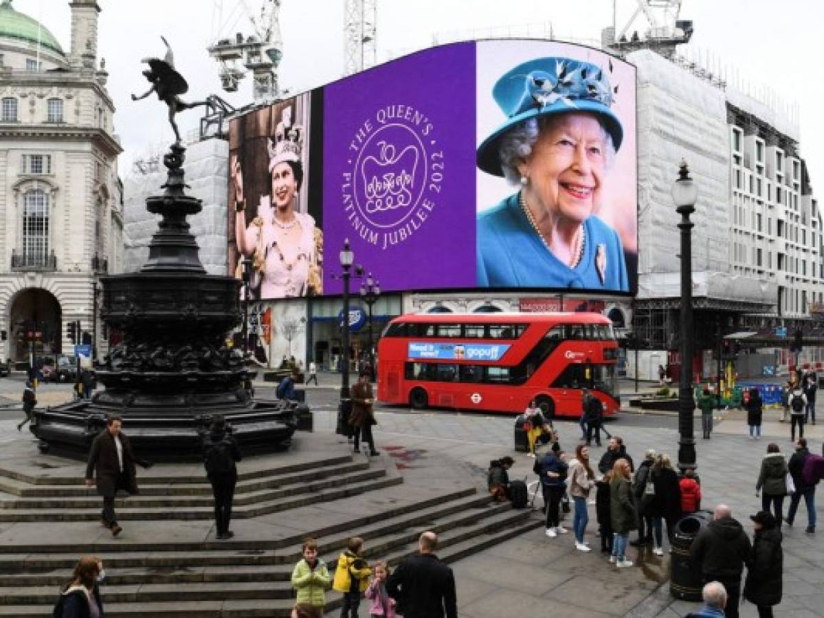 Británicos rinden homenaje a la reina Isabel II por su integridad y estabilidad