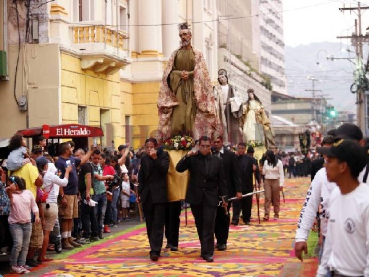 Capitalinos conmemoran el Santo Entierro de Jesús en el centro histórico
