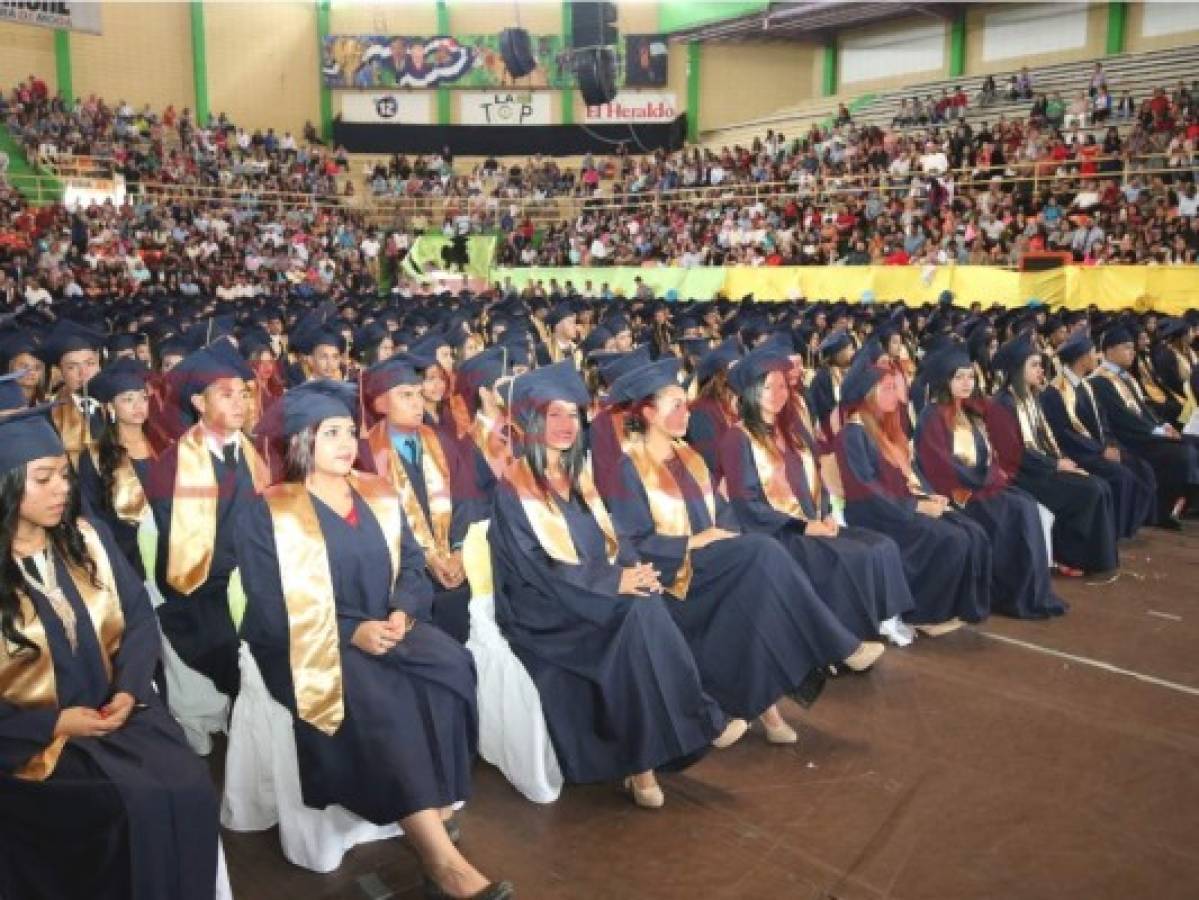 Más de 500 estudiantes se gradúan en el Instituto Hibueras, en la capital