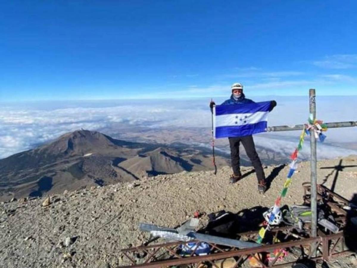 Catracho logra escalar una de las tres cumbres más altas de Latinoamérica