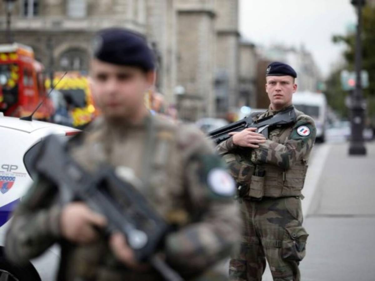 París: Matan a cuatro agentes a puñaladas en sede de la policía