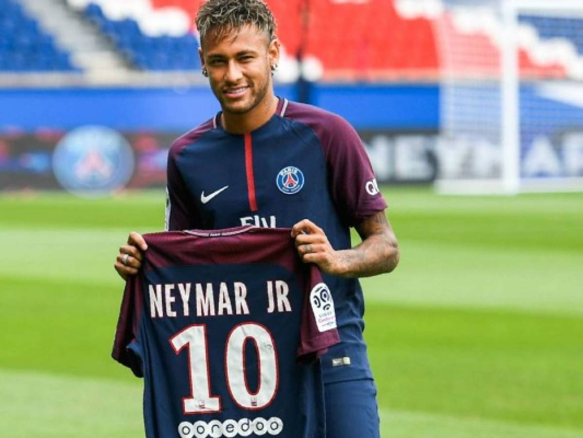 Publican cheque de los 222 millones de la cláusula de Neymar tras su llegada al PSG