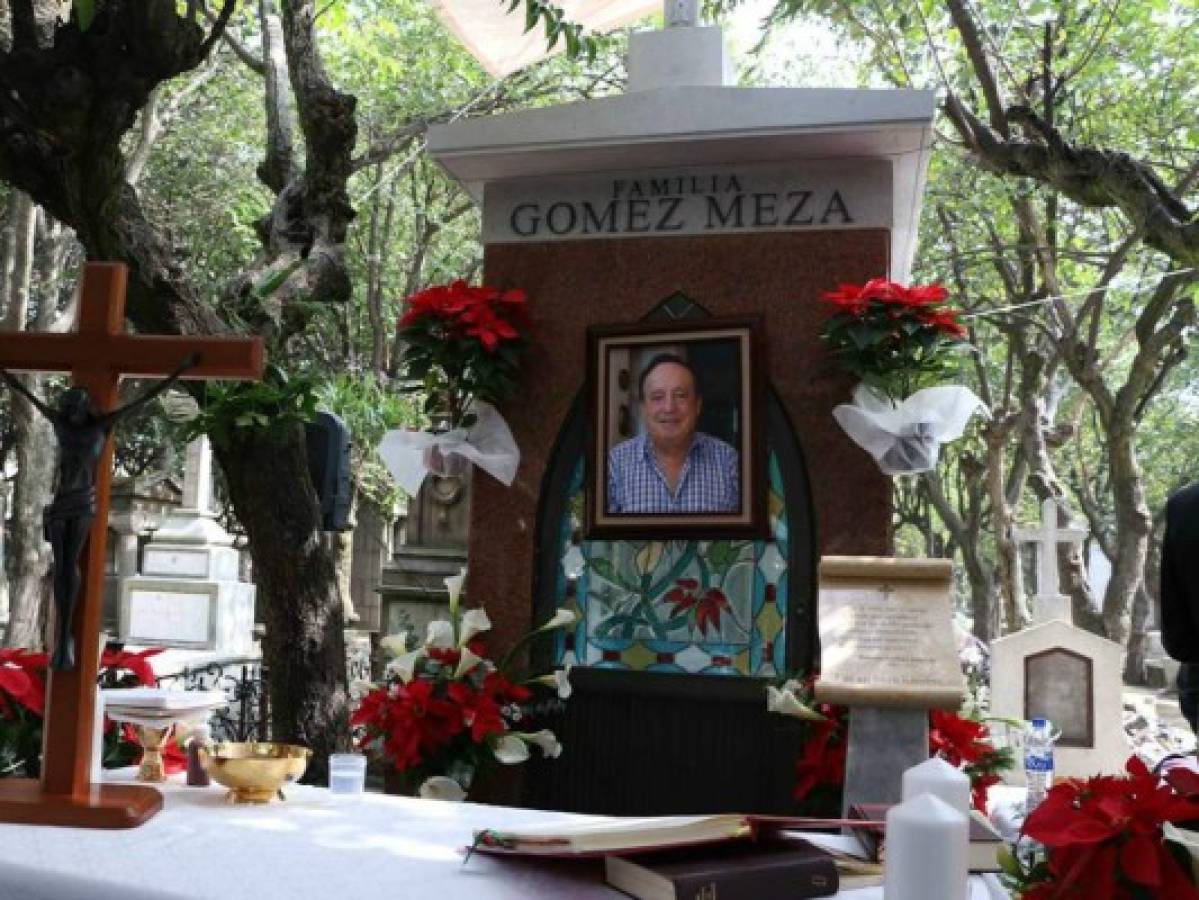 ¿Qué hace Florinda Meza con regalos que dejan en tumba de Chespirito?