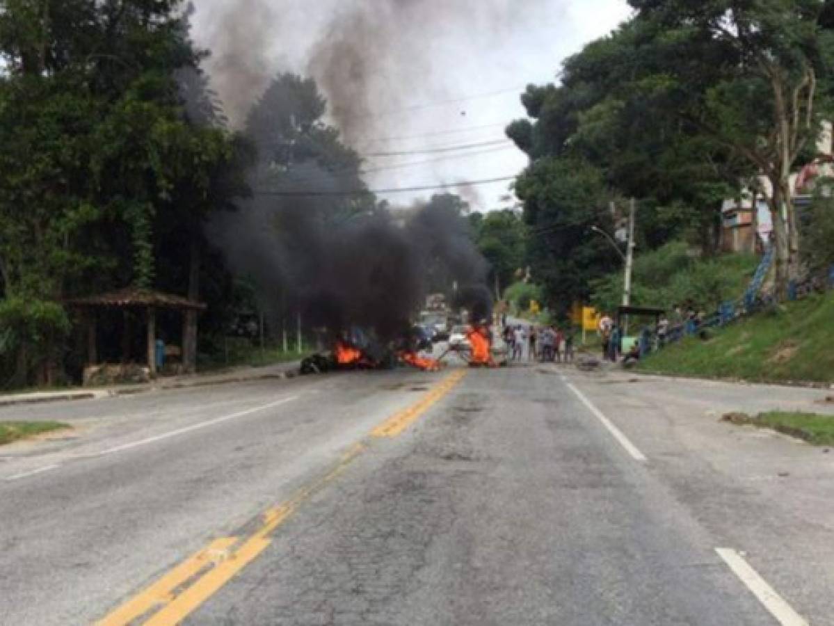 Con un cadáver bloquean ruta y protestan por violencia policial en Brasil