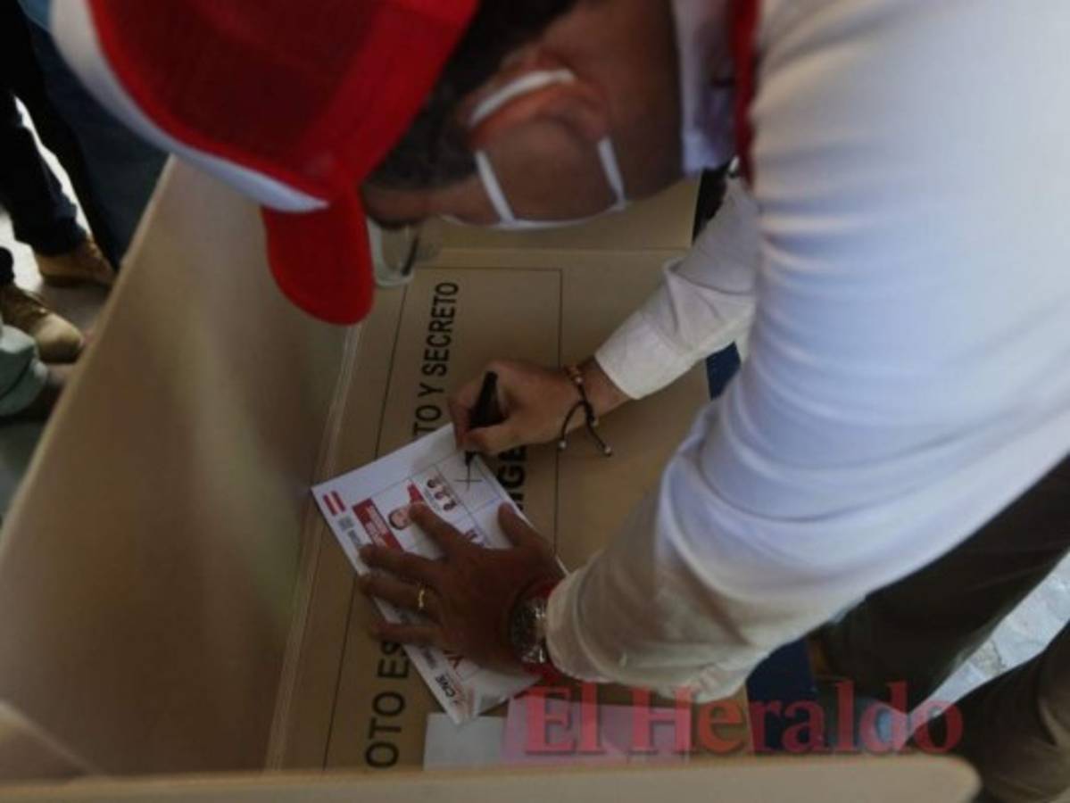 Con fuerte mensaje contra corruptos y señalados en narcotráfico Luis Zelaya acudió a las urnas (FOTOS)