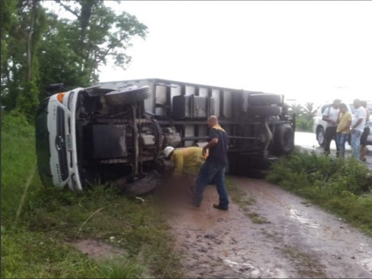 Un hombre muerto y un menor herido dejó el volcamiento de un camión en El Progreso