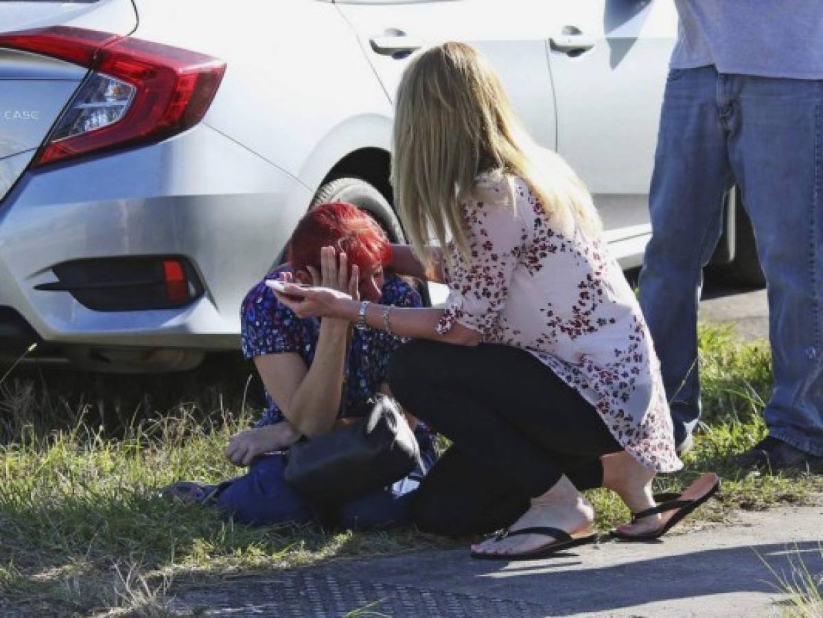 Al menos 17 muertos y unos 50 heridos en tiroteo en escuela secundaria en Parkland, Florida