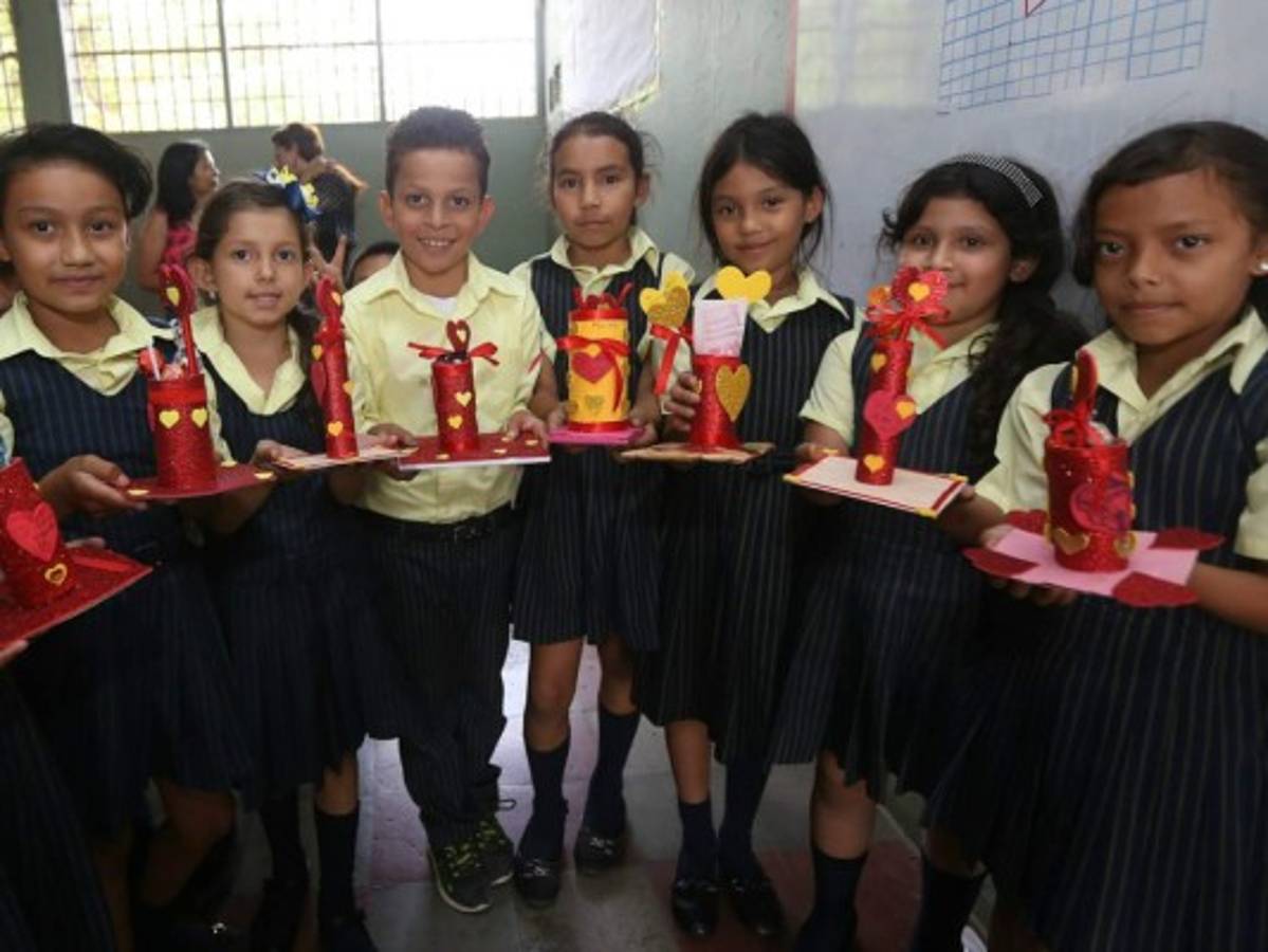 Con poesías, bailes y tarjetas los niños celebran el Día de la Madre en la capital