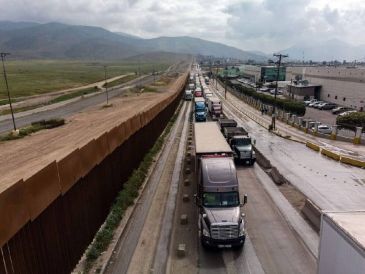 En esta foto de archivo tomada el 4 de abril de 2019, una vista aérea de los camiones de carga que se alinean para cruzar a los Estados Unidos cerca de la frontera México-Estados Unidos en Otay Mesa. Foto AFP