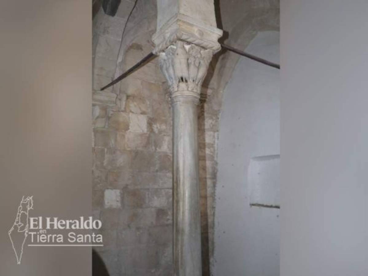 Columna con grabados de pelícanos que simboliza a la eucaristía.