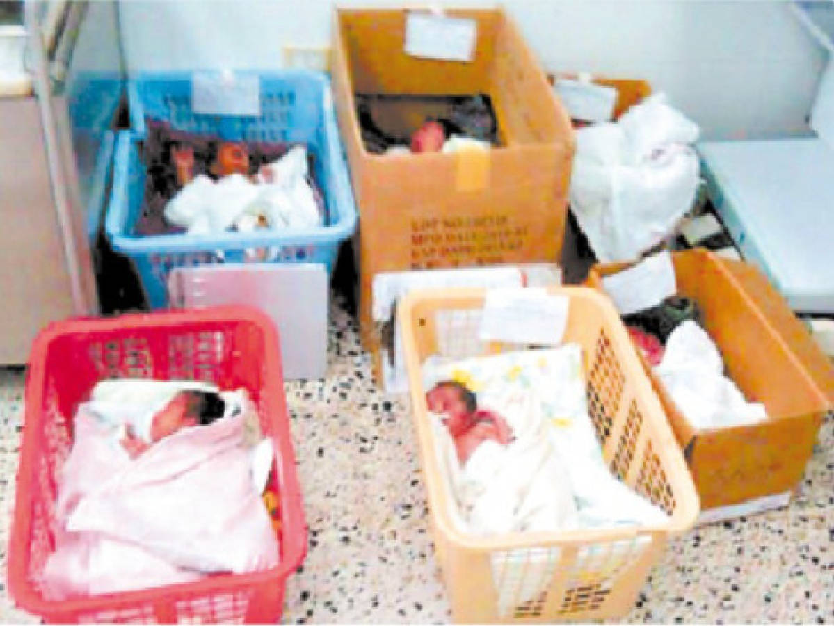 Indignación por recién nacidos en cajas y canastos