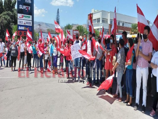 Liberales marchan para que el Consejo Nacional Electoral cuente voto por voto (Fotos)