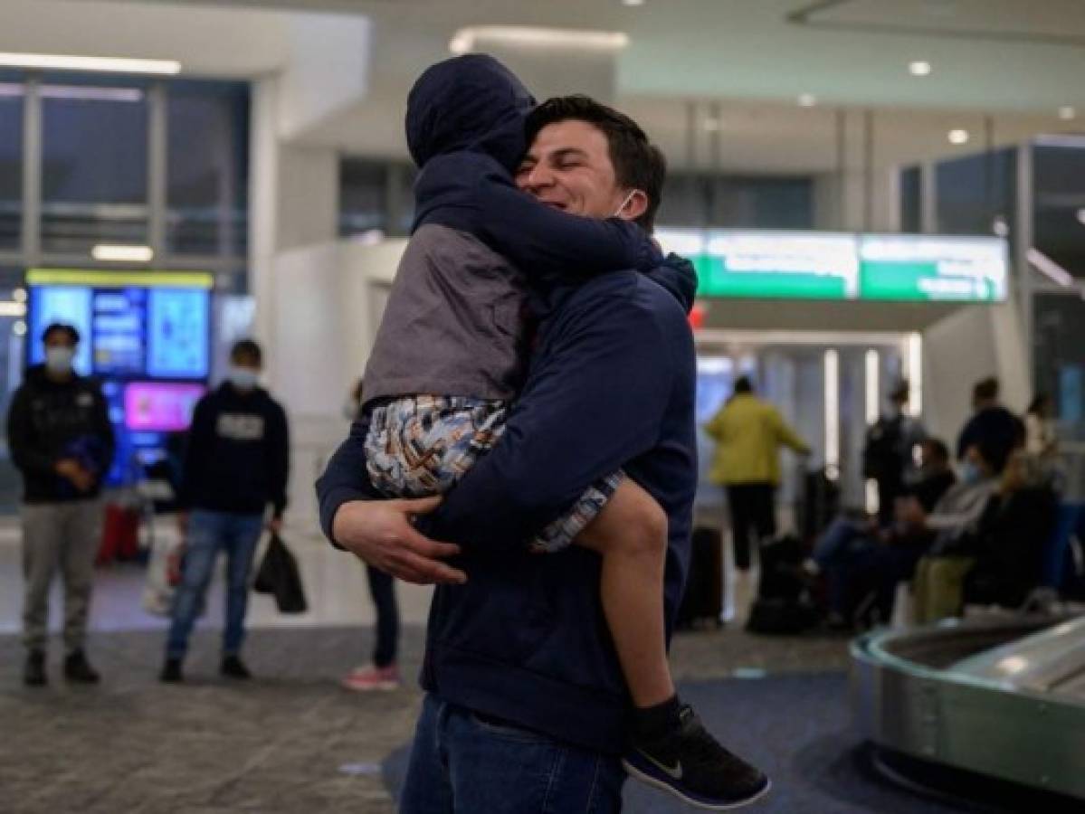Un viaje termina y otro comienza para nuevos inmigrantes en Estados Unidos  