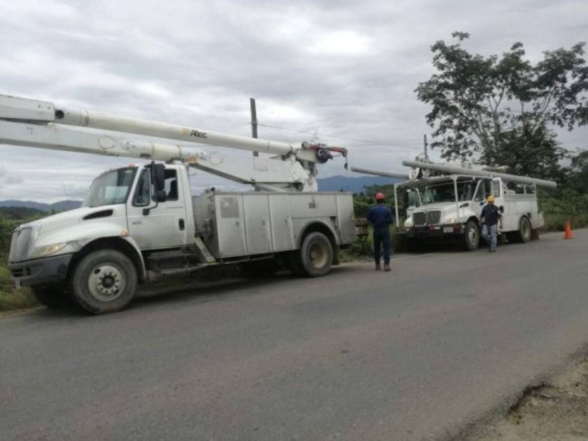 Impacto de autobús a red eléctrica en Santa Bárbara provoca pérdidas considerables