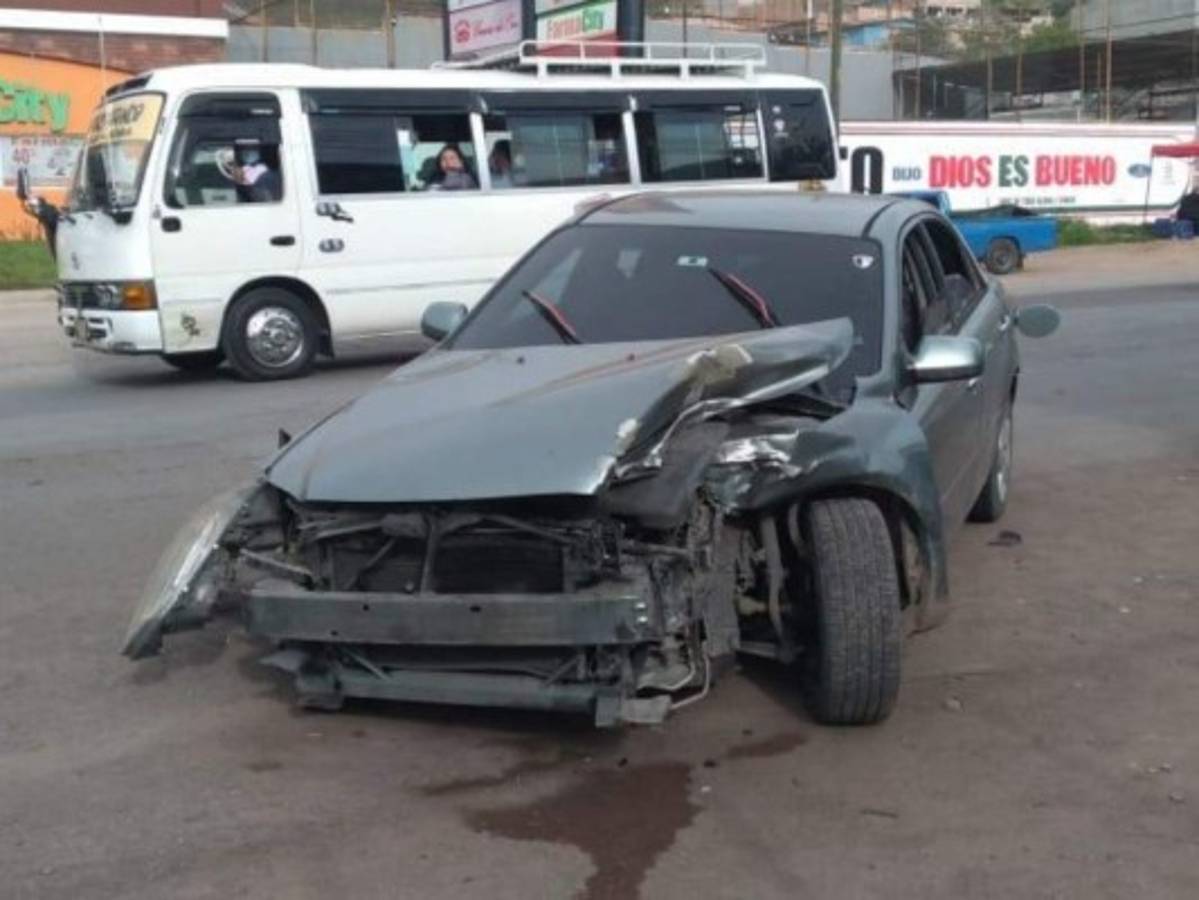 Hombres a bordo de carro robado chocan y se dan a la fuga en la capital