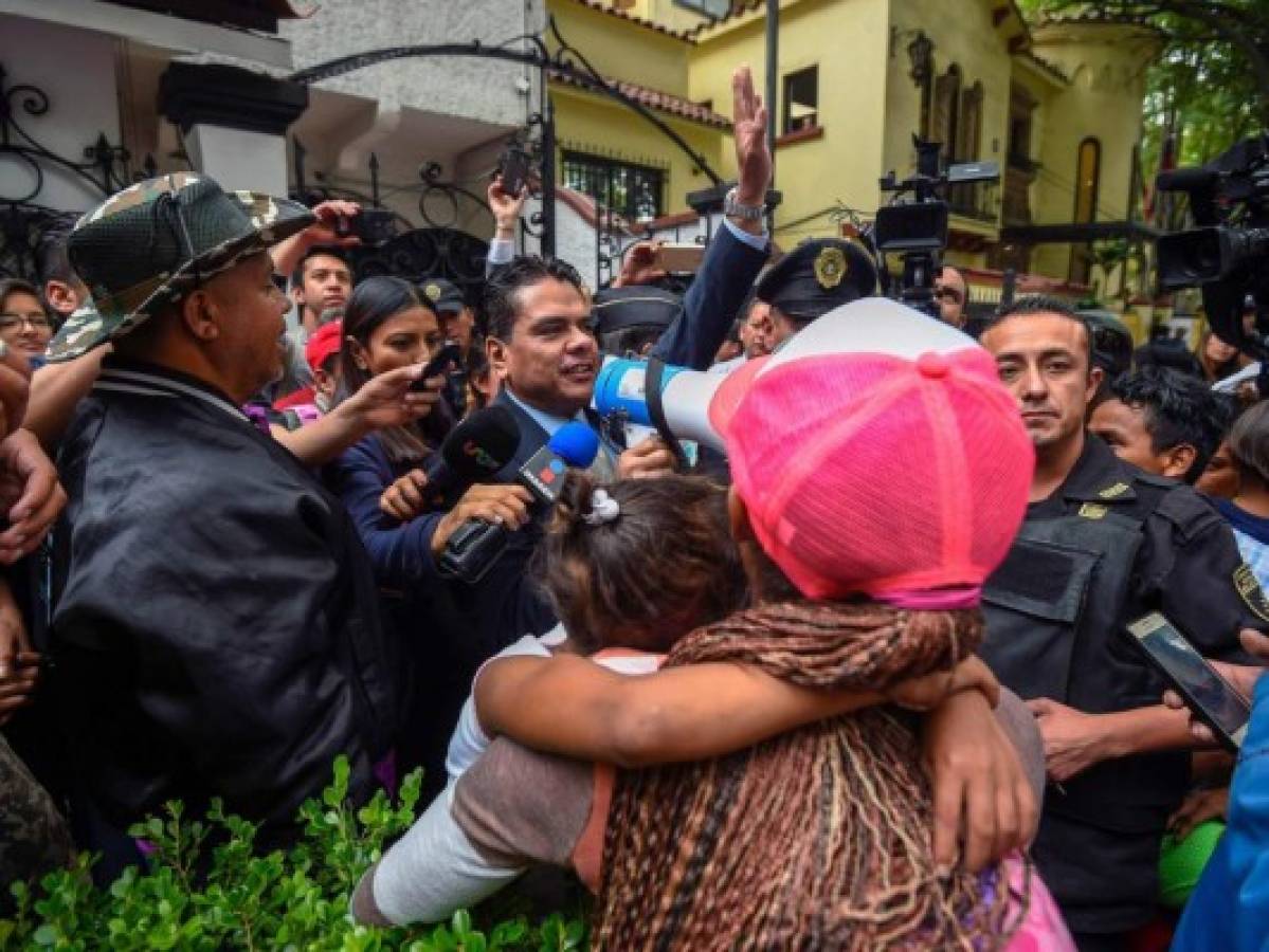 Migrantes hondureños exigen apoyo a su embajada en su paso por México 