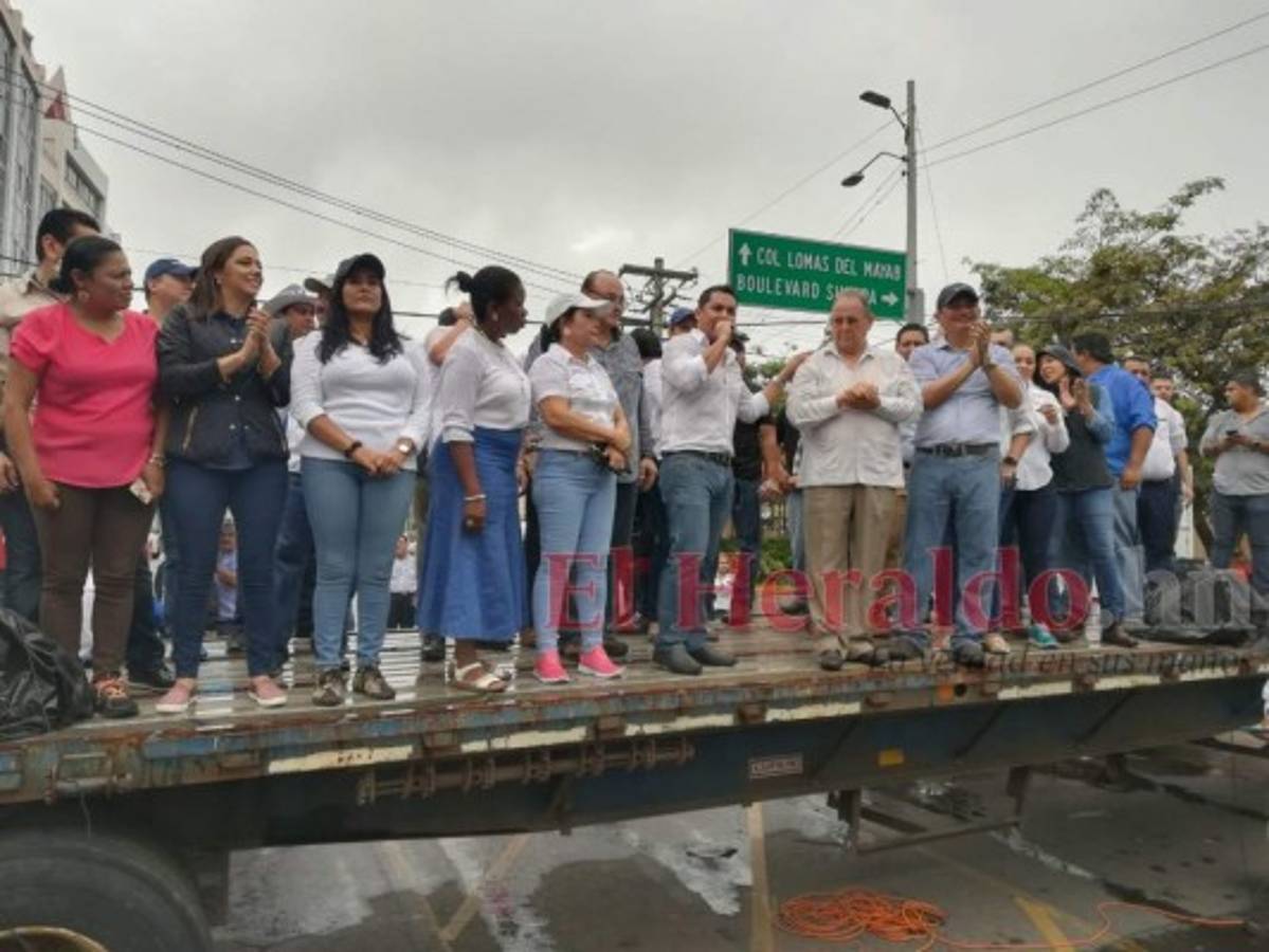A pesar de la lluvia, los nacionalistas marcharon este lunes 5 de agosto. Foto Marvin Salgado| EL HERALDO