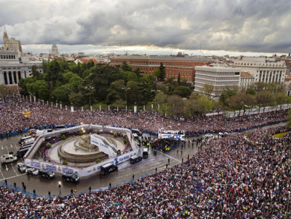 '¡Campeones, Campeones!'... Real Madrid festeja en Cibeles