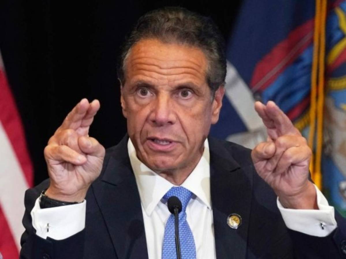 Gobernador de Nueva York no parece ceder a peticiones de renuncia  