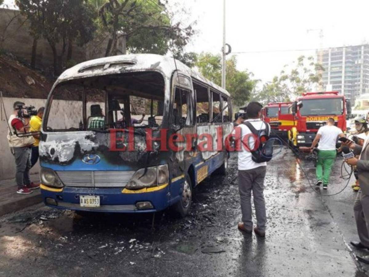 La unidad de transporte quedó completamente destruida por las llamas.