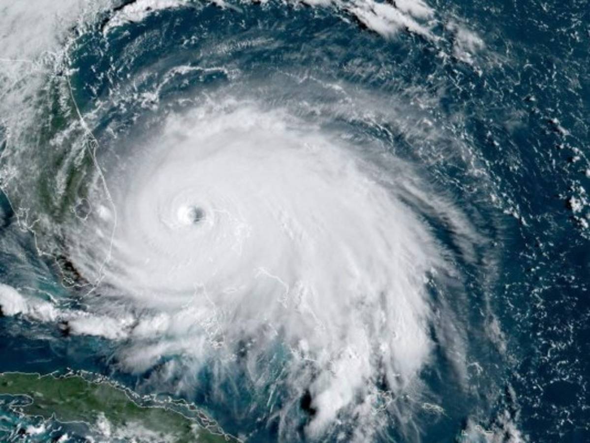 Huracán Dorian baja a categoría cuatro pero sigue siendo una amenaza