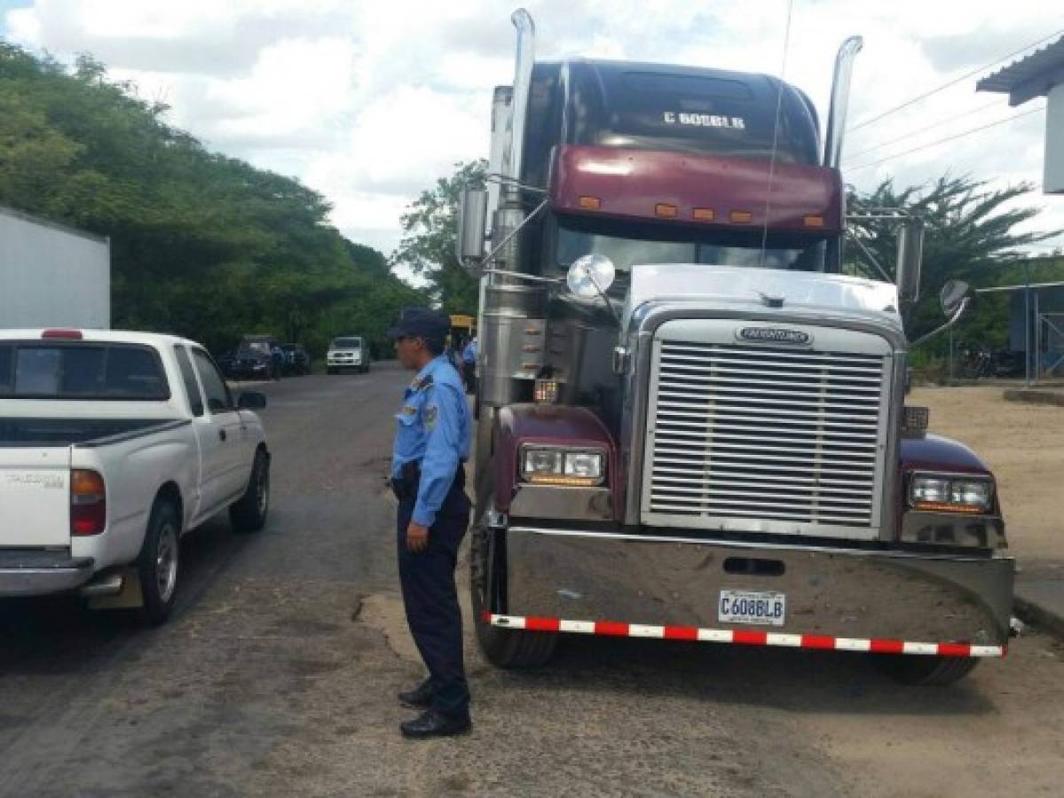Policía decomisa rastras cargadas con 176 kilos de supuesta cocaína