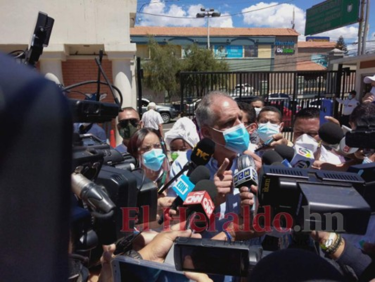 'Tito' Asfura vota en la Universidad Pedagógica en medio de un mar de personas