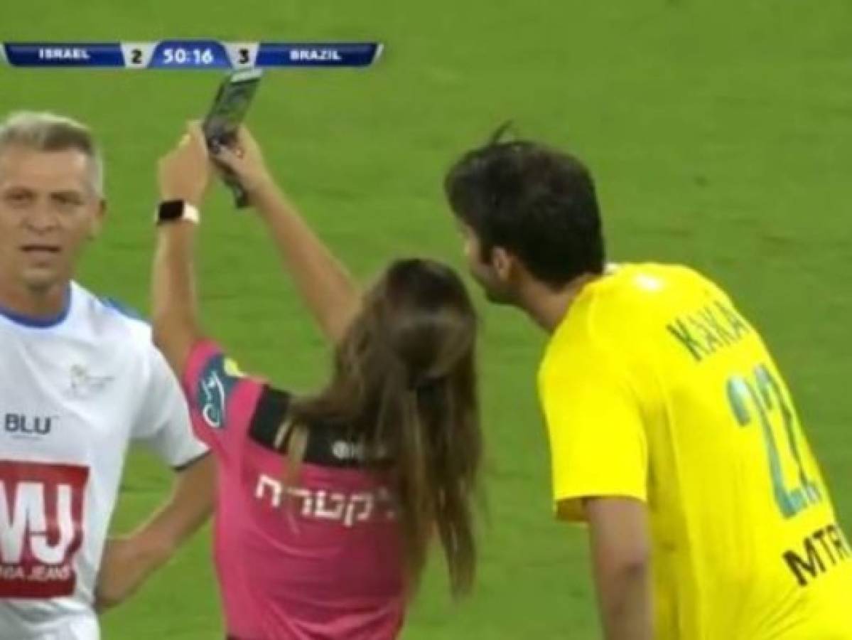 VIDEO: Árbitra le saca amarilla a Kaká y después le pide una selfie