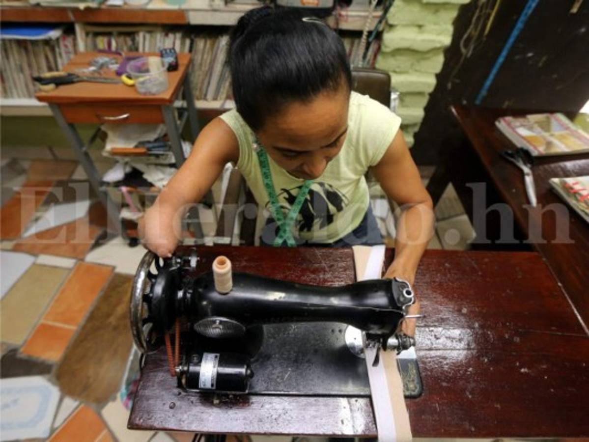Nora Gálvez, la hondureña que superó las limitantes y confecciona con soltura finas cortinas