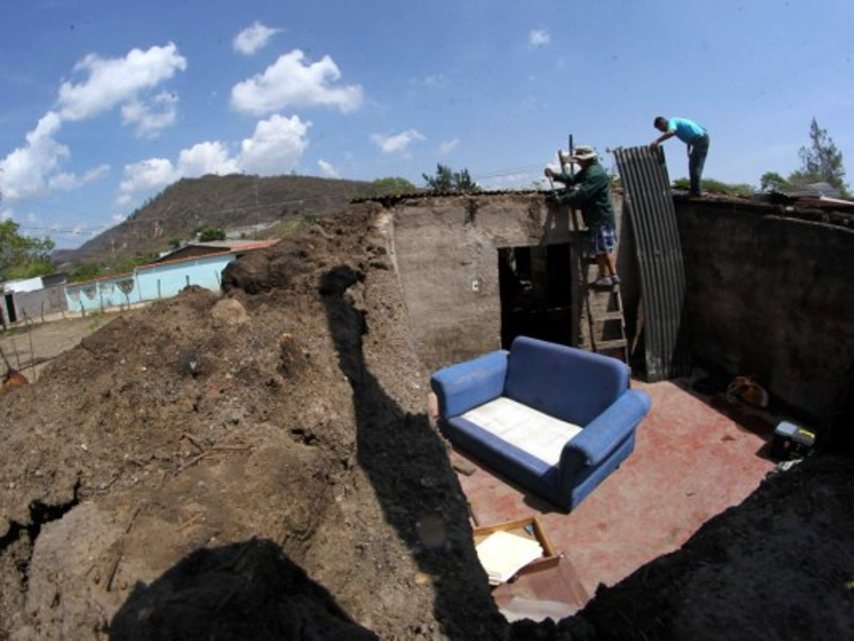 Casas sin techo y árboles caídos dejan las lluvias