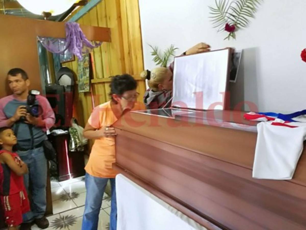 Familiares velan los restos de la joven asesinada en una protesta en la capital