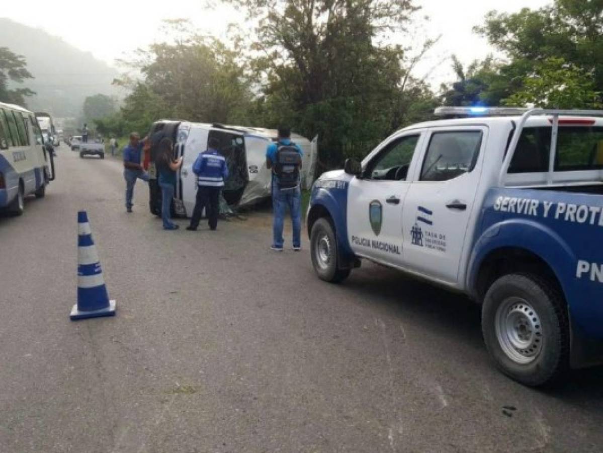 Siete personas resultan heridas tras el volcamiento de un busito en Cofradía