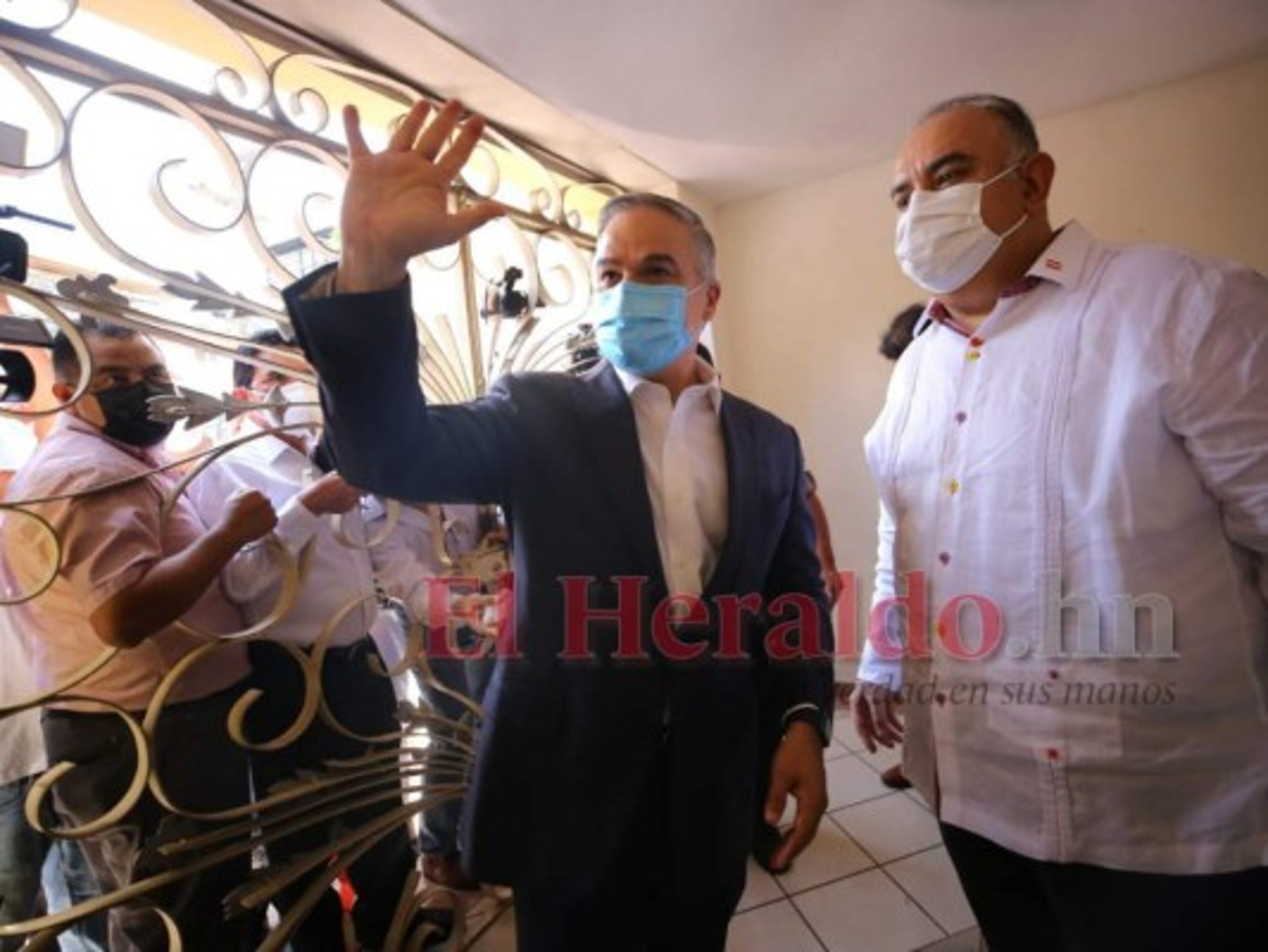 Yani Rosenthal llega a la reunión convocada por Xiomara Castro