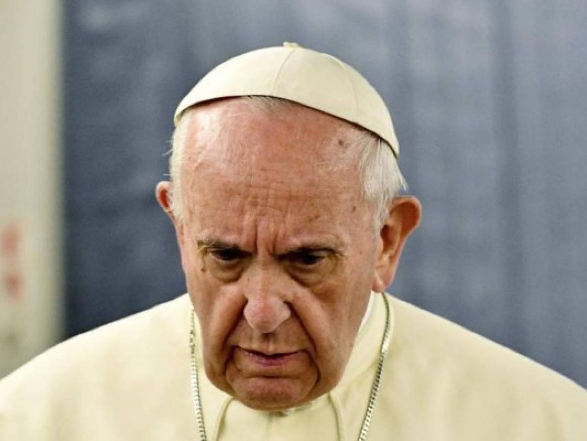 Papa Francisco preocupado porque iglesia se vea invadida por 'moda' de homosexualidad