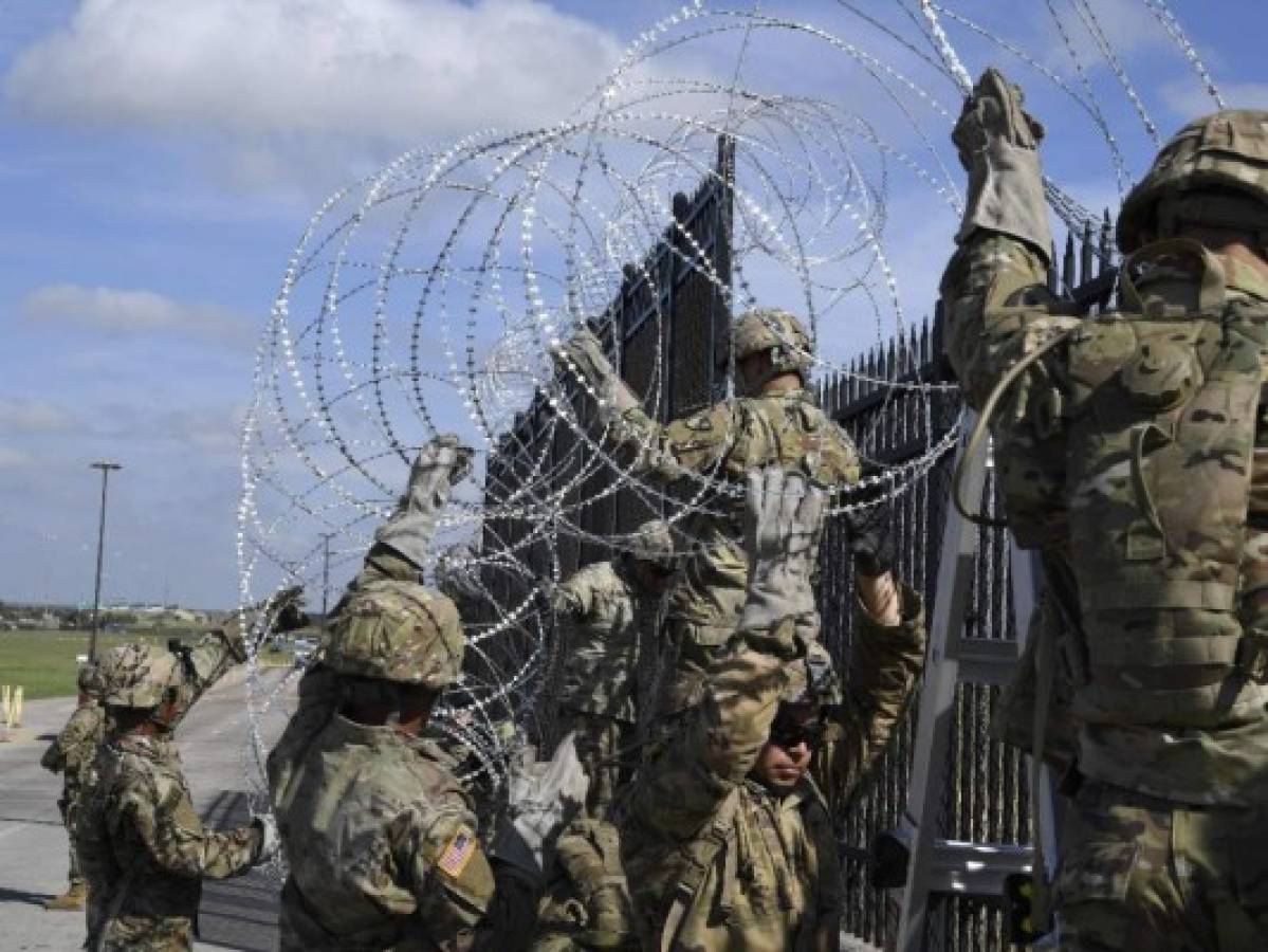 Soldados colocan serpentina en la frontera de Texas para evitar ingreso de caravana migrante a Estados Unidos