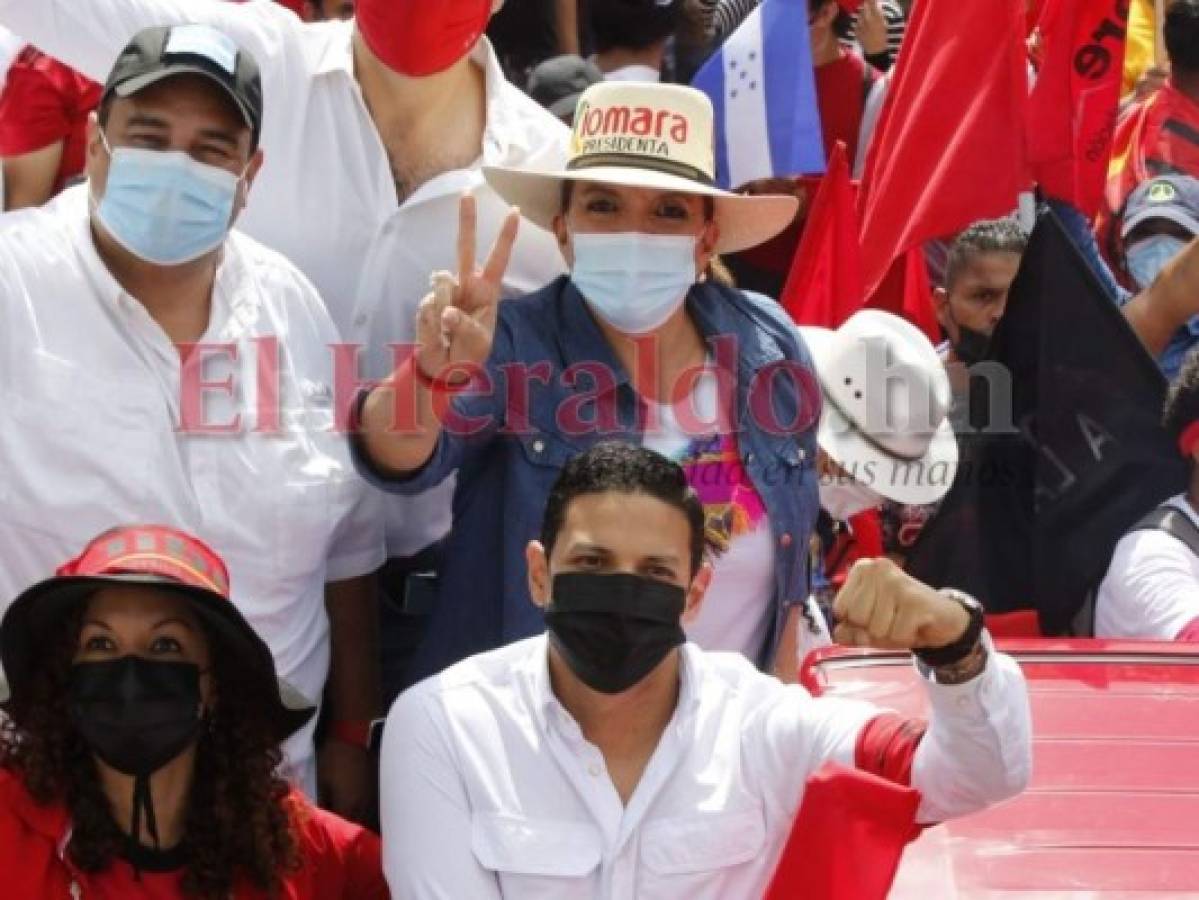 La candidata a la presidencia por Libre, Xiomara Castro, junto a algunos de sus correligionarios. Foto: David Romero/ EL HERALDO