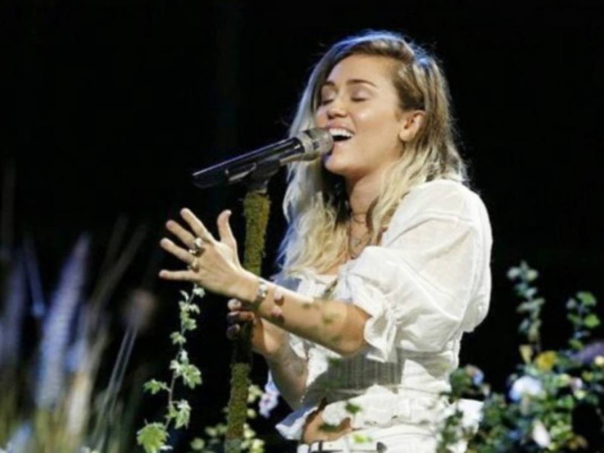 Video: La canción que Miley Cyrus dedicó a Ariana Grande y las víctimas del Mánchester Arena